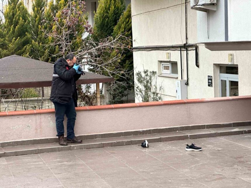 Uşak’ta çatıya çıkan 45 yaşındaki apartman yöneticisi, düşerek hayatını kaybetti. Uşak’ta çatıya çıkan 45 yaşındaki apartman yöneticisi, düşerek hayatını kaybetti.