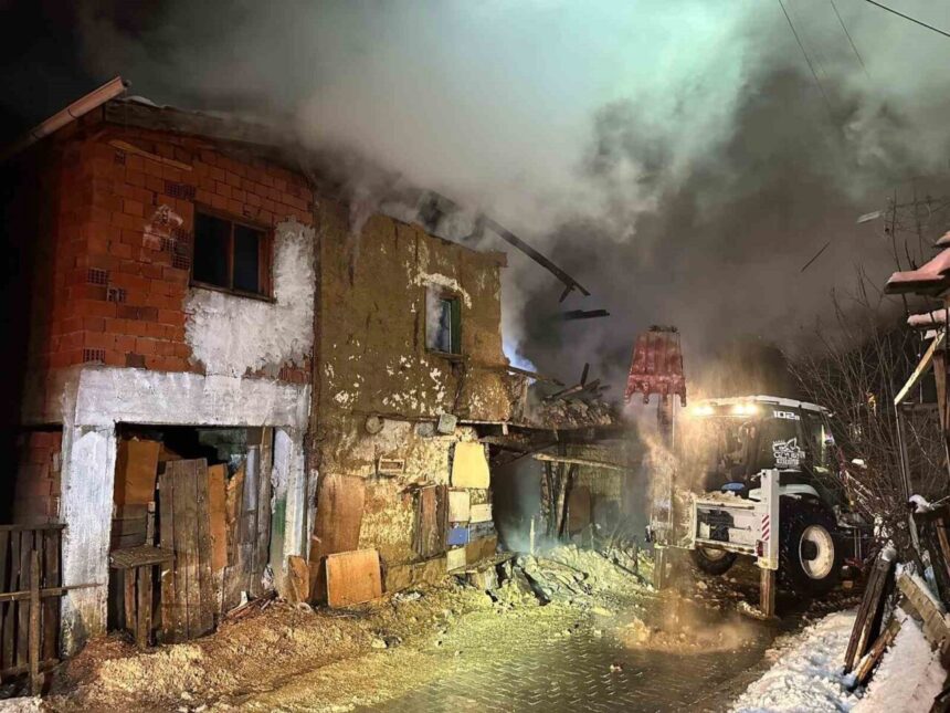 Uşak’ın Banaz ilçesindeki Paşacık köyünde çıkan yangında iki katlı ev tamamen yok oldu, çift hastaneye kaldırıldı. Uşak’ın Banaz ilçesindeki Paşacık köyünde çıkan yangında iki katlı ev tamamen yok oldu, çift hastaneye kaldırıldı.