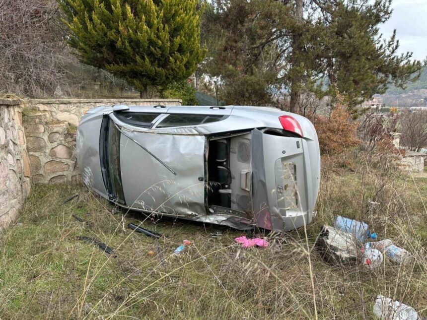 Uşak’ta kontrolden çıkan araç bahçeye devrildi, 1 kişi yaralandı.