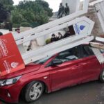 Üsküdar’da tırın üstündeki ekskavatör tabelaya çarparak düştü: 7 araçta hasar oluştu.