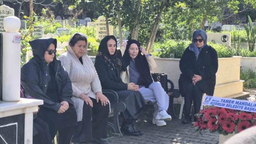 Fatma Girik, Bodrum’daki mezarı başında düzenlenen törenle anıldı. Törene 10 kişi katıldı. Fatma Girik, Bodrum’daki mezarı başında düzenlenen törenle anıldı. Törene 10 kişi katıldı.