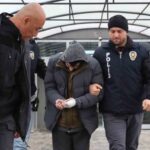 Eskişehir’de 50 yaşındaki üvey babasını bıçaklayarak yaralayan kişi tutuklanıp cezaevine gönderildi.