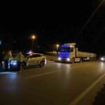 Burdur’da polisin ‘dur’ çağrısına uymayan tır sürücüsü, kısa sürede yakalandı ve ceza uygulandı.