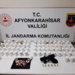 Afyonkarahisar’da Jandarma’nın düzenlediği operasyonda 3 bin 692 uyuşturucu hap ve silah ele geçirildi, bir kişi tutuklandı.