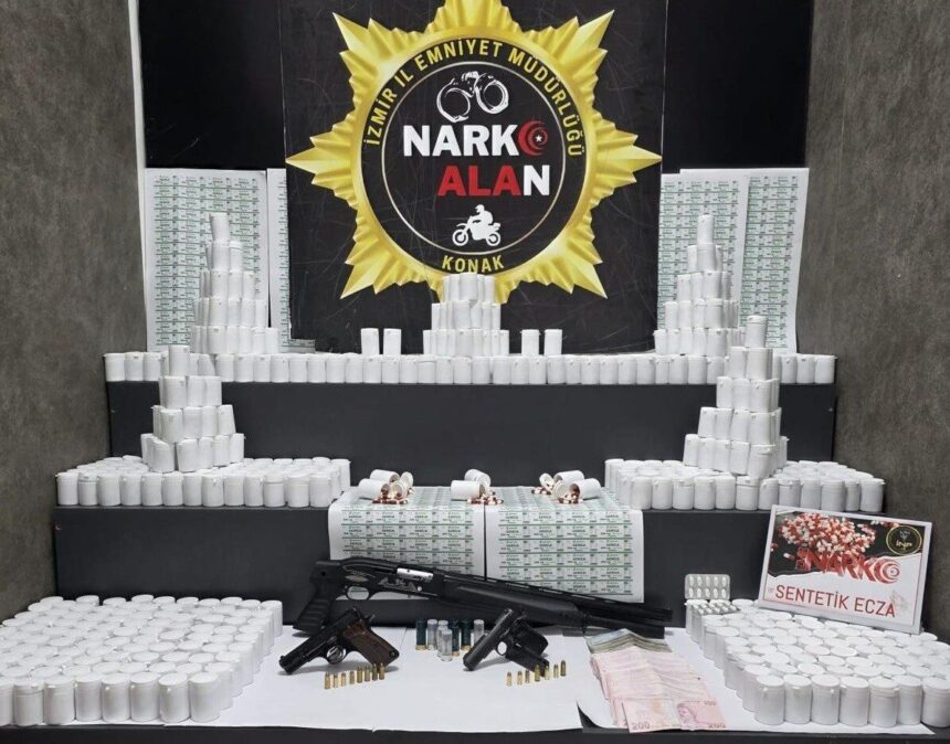 İzmir Konak’ta düzenlenen operasyonda 108 bin 492 sentetik uyuşturucu madde ele geçirildi. İzmir Konak’ta düzenlenen operasyonda 108 bin 492 sentetik uyuşturucu madde ele geçirildi.