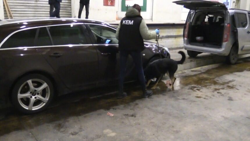 Kapıkule’de ele geçirilen uyuşturucu, tır ve otomobillerdeki gizli bölmelerde bulundu. Kapıkule’de ele geçirilen uyuşturucu, tır ve otomobillerdeki gizli bölmelerde bulundu.