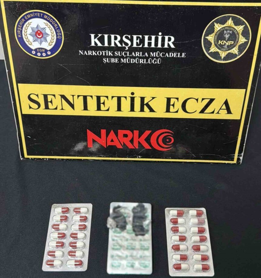 KIRŞEHİR (İHA) – Kırşehir’de bir şahsın üstünde 36 sentetik hap bulundu. KIRŞEHİR (İHA) – Kırşehir’de bir şahsın üstünde 36 sentetik hap bulundu.