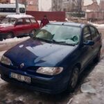 Elazığ’da düşen buz sarkıtı bir aracın camını kırdı.