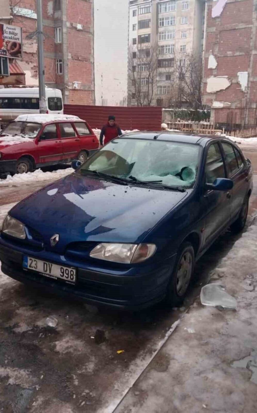 Elazığ’da düşen buz sarkıtı bir aracın camını kırdı. Elazığ’da düşen buz sarkıtı bir aracın camını kırdı.