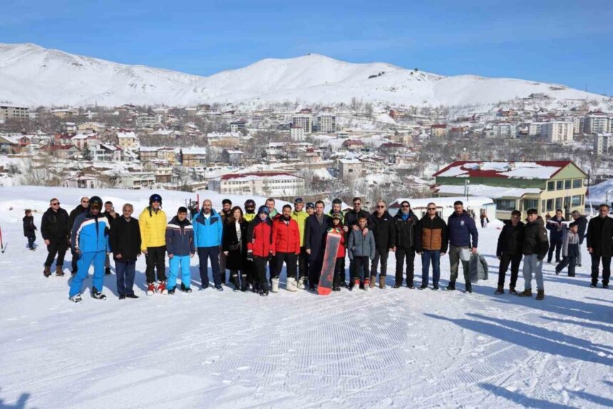Bitlis Valisi Karakaya, Türkiye Kayak Federasyonu İl Birinciliği müsabakalarına katılarak sporcularla bir araya geldi.