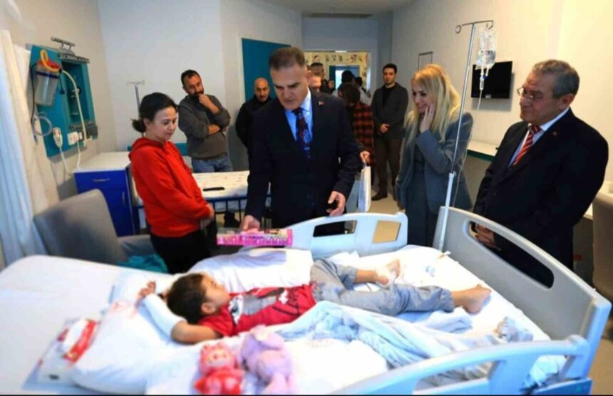 Muğla Valisi Dr. İdris Akbıyık, yeni yıl dolayısıyla hastane ve huzurevini ziyaret etti.