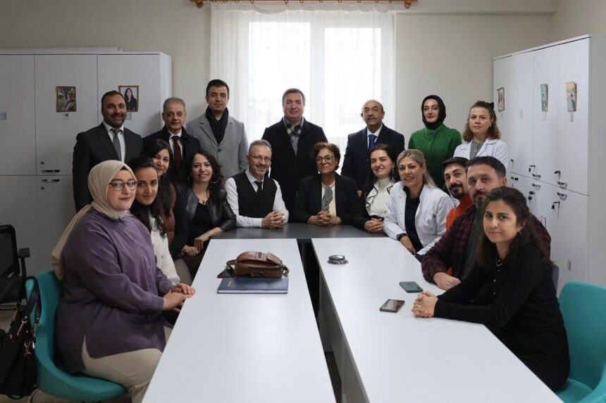 Erzincan Valisi Aydoğdu, Hayrettin Paşa İlkokulu’nda öğretmenlerle buluşarak teşekkür etti.