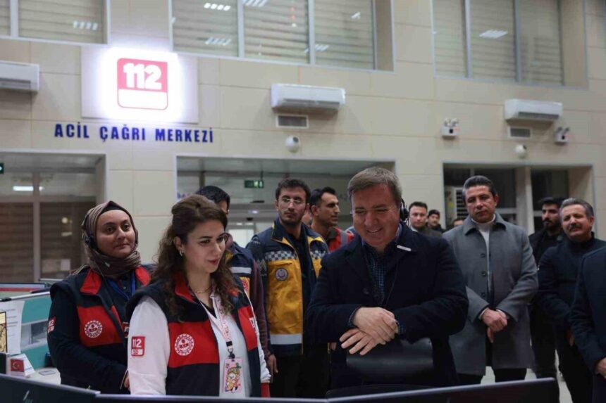 Erzincan Valisi Aydoğdu, 112 Acil Çağrı Merkezi’ni ziyaret etti, personelin yeni yılını kutlayıp bir çağrıyı yanıtladı.