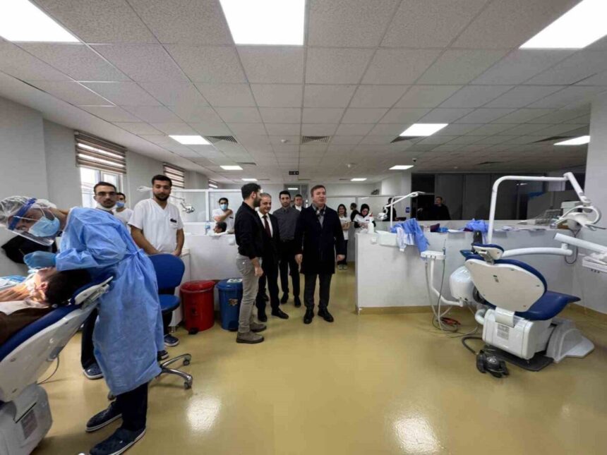 Erzincan Valisi Aydoğdu, Ağız ve Diş Sağlığı Hastanesi’nde hastaları ziyaret edip sağlık personeline başarı diledi.
