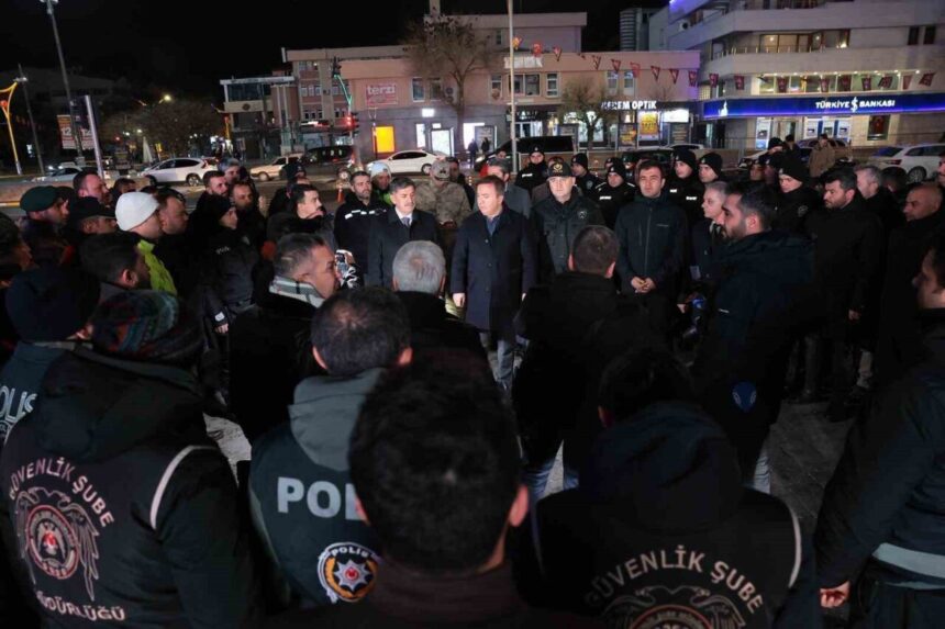 Erzincan Valisi Aydoğdu, Dörtyol Meydanı’ndaki emniyet personelini ziyaret ederek yeni yıl kutlaması yaptı.