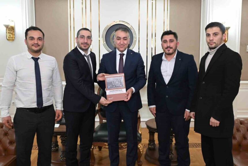 Karabük Valisi Oktay Çağatay, Eskipazar’daki Hadrianopolis Kazı Ekibini makamında ağırladı. Karabük Valisi Oktay Çağatay, Eskipazar’daki Hadrianopolis Kazı Ekibini makamında ağırladı.