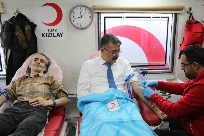 Hakkari Valisi Çelik, “Birbirimize bağlıyız” mottosuyla başlatılan kan bağışı kampanyasına katıldı.