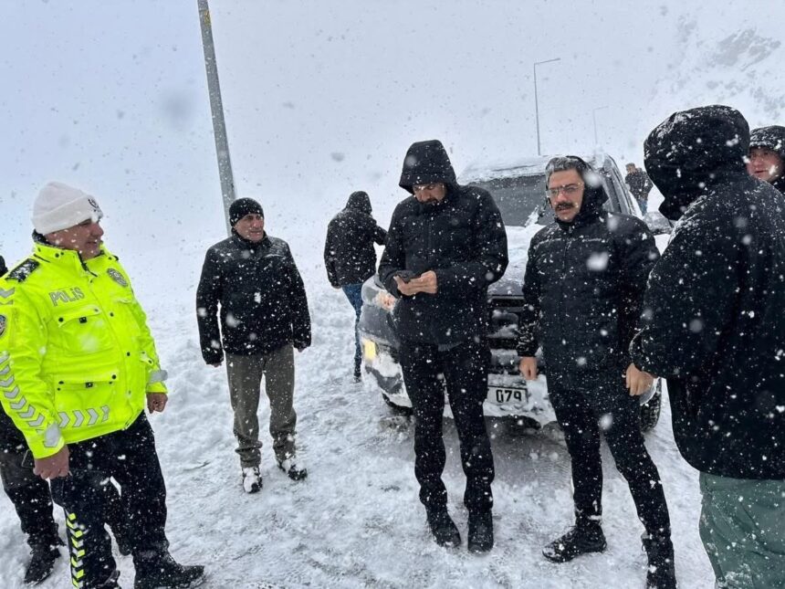 Hakkari Valisi Ali Çelik, yoğun kar yağışı sebebiyle vatandaşları uyardı.