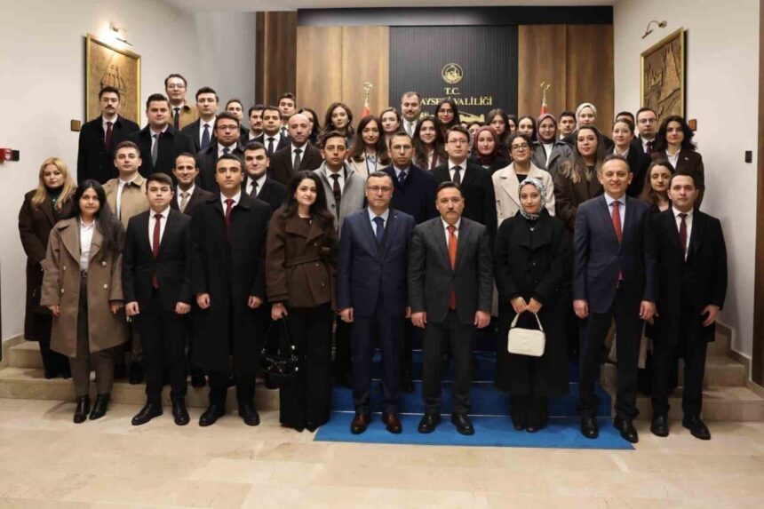 Kayseri Valisi Çiçek, hâkim ve savcı yardımcılarıyla buluştu. Kayseri Valisi Çiçek, hâkim ve savcı yardımcılarıyla buluştu.