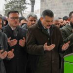 Erzurum Valisi Mustafa Çiftçi, vefat eden 92 yaşındaki Naciye Uca’yı son yolculuğuna uğurladı.