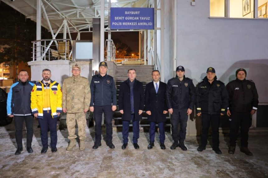 Bayburt Valisi Eldivan, yeni yılı emniyet ekipleriyle geçirerek kutladı ve başarılar diledi.