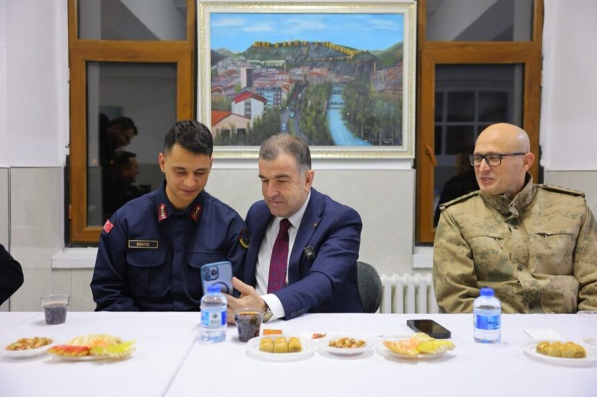Bayburt Valisi Mustafa Eldivan, 2025’in son saatlerinde Jandarma ekiplerini ziyaret etti.