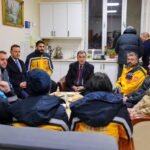 Bayburt Valisi Eldivan, Devlet Hastanesi ve Ambulans Servisi sağlık çalışanlarını ziyaret etti.