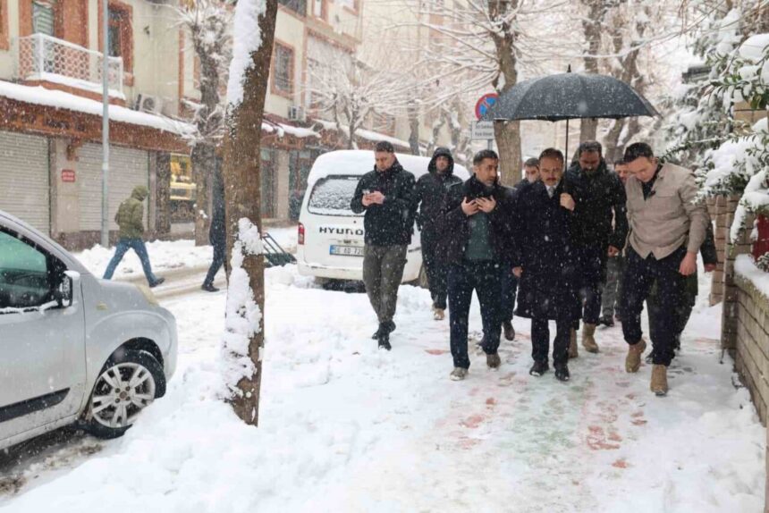 Siirt Valisi Dr. Kemal Kızılkaya, Cumhuriyet Caddesi’nde esnaf ve vatandaşlarla buluşarak talepleri dinledi. Siirt Valisi Dr. Kemal Kızılkaya, Cumhuriyet Caddesi’nde esnaf ve vatandaşlarla buluşarak talepleri dinledi.