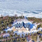 Çıldır Gölü kıyısında Kütük Ev’in yerine inşa edilen yeni tesisin yapımı hızla ilerliyor.