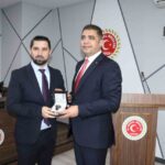 Düzce Valisi Selçuk Aslan, Mülkiye Başmüfettişliği’ne atanmasının ardından meclis üyeleriyle vedalaştı.