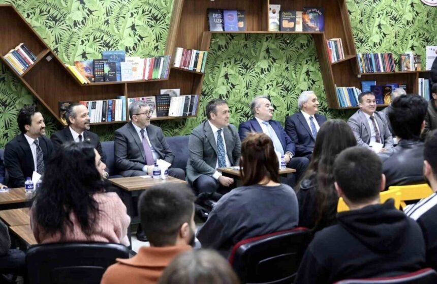 Bilecik Valisi Faik Oktay Sözer, üniversite öğrencileriyle bir araya geldi. Bilecik Valisi Faik Oktay Sözer, üniversite öğrencileriyle bir araya geldi.