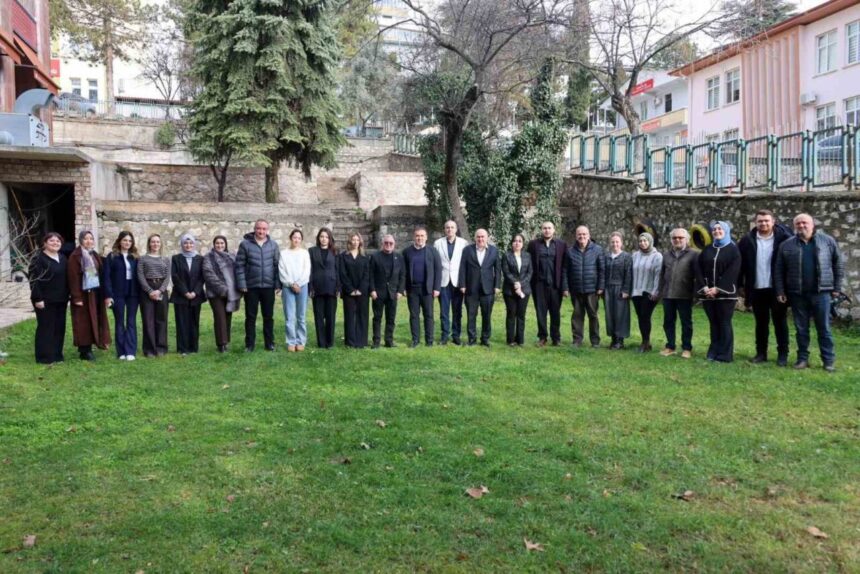 Bilecik Valisi Faik Oktay Sözer, 10 Ocak Çalışan Gazeteciler Günü’nde basın mensuplarıyla buluştu. Bilecik Valisi Faik Oktay Sözer, 10 Ocak Çalışan Gazeteciler Günü’nde basın mensuplarıyla buluştu.