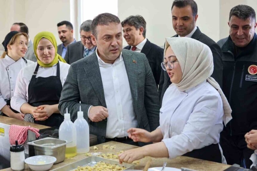 Bilecik Valisi Faik Oktay Sözer, BŞEÜ Söğüt Meslek Yüksekokulu’ndaki faaliyetleri incelemek üzere ziyaret etti. Bilecik Valisi Faik Oktay Sözer, BŞEÜ Söğüt Meslek Yüksekokulu’ndaki faaliyetleri incelemek üzere ziyaret etti.