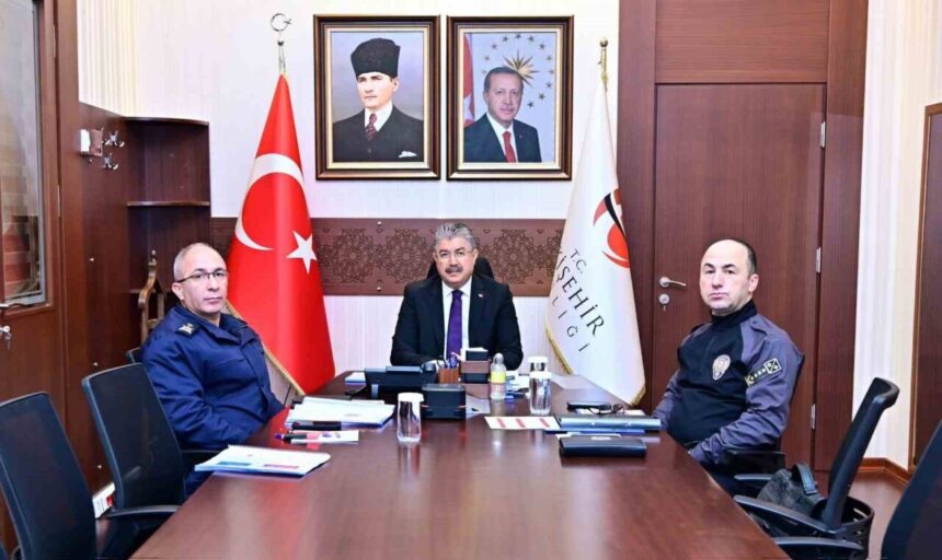 Eskişehir Valisi Dr. Erdinç Yılmaz, İçişleri Bakanı Ali Yerlikaya’nın başkanlığındaki toplantıya çevrimiçi katıldı. Eskişehir Valisi Dr. Erdinç Yılmaz, İçişleri Bakanı Ali Yerlikaya’nın başkanlığındaki toplantıya çevrimiçi katıldı.