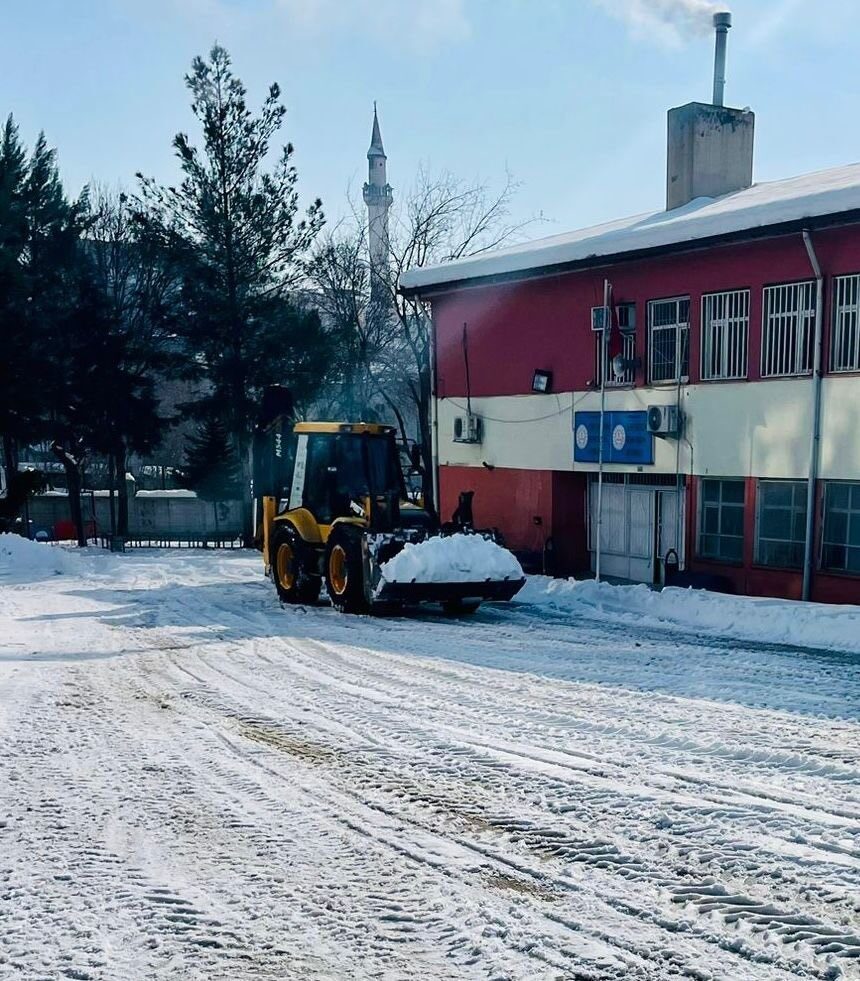 Diyarbakır Valisi Zorluoğlu, 4 ilçede 470 okulun temizlendiğini açıkladı.