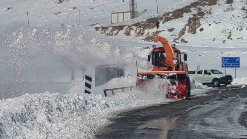 Van-Çatak yolunda çığ nedeniyle ulaşıma kısıtlama; geçiş yalnızca acil durumlar için kontrollü sağlanıyor.