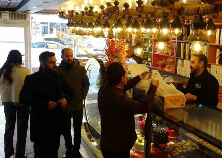 Van’da 1 Ocak doğumlu vatandaşlar pastanelerde kalabalık yarattı