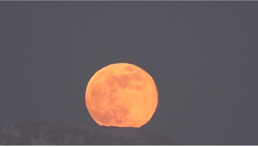 Van’da, “Kurt Dolunayı” olarak bilinen 2026’nın ilk dolunayı görsel bir şölen sundu.