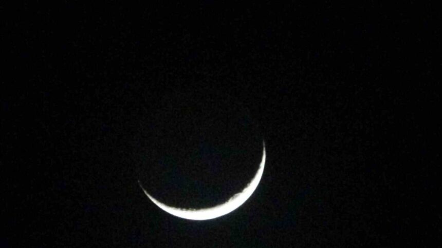 Van’da 2026’nın ilk hilal ayı, akşam saatlerinde gökyüzünde etkileyici bir görüntü oluşturdu. Van’da 2026’nın ilk hilal ayı, akşam saatlerinde gökyüzünde etkileyici bir görüntü oluşturdu.