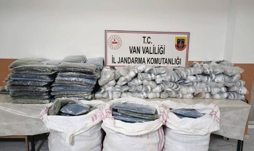 Başkale’de jandarma tarafından 4,1 milyon TL değerinde gümrük kaçağı malzeme ele geçirildi. Başkale’de jandarma tarafından 4,1 milyon TL değerinde gümrük kaçağı malzeme ele geçirildi.