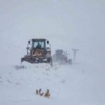 Van’da kar yağışı nedeniyle 671 yerleşim yeri yoluyla ulaşıma kapandı.