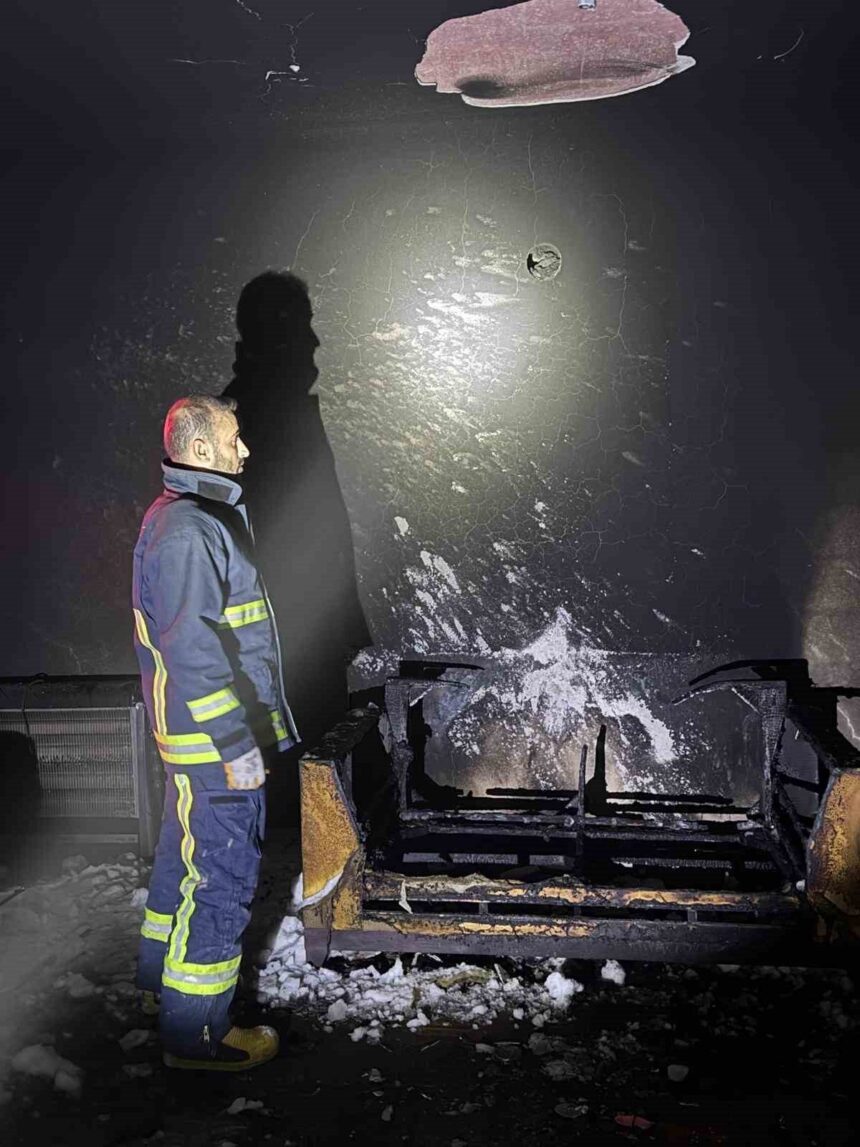 Tuşba’da çıkan yangında bir ev tamamen zarar gördü. Yangının nedeni araştırılıyor. Tuşba’da çıkan yangında bir ev tamamen zarar gördü. Yangının nedeni araştırılıyor.