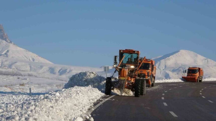 Van’da kar nedeniyle biriken kütleler temizleniyor, ekipler ulaşımı akıcı hale getirmek için çalışıyor.