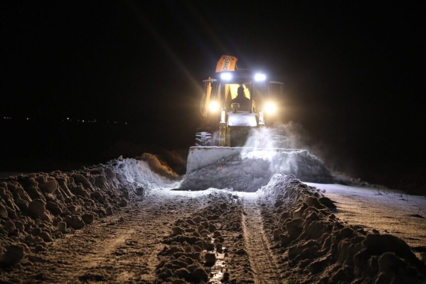 Van’da iki haftadır etkili olan kar yağışı nedeniyle kapanan yolların 469’u açıldı, 156’sında ise çalışmalar sürüyor.