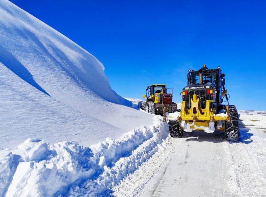 Van’da etkili kar yağışı nedeniyle kapanan 625 yolun 586’sı açıldı, 39 yolun açılması için çalışmalar sürüyor.