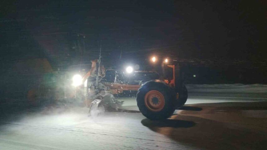 Van’da kar yağışı Kurubaş Geçidi’nde ulaşımı olumsuz etkiliyor, sürücüler dikkatli olmalı. Van’da kar yağışı Kurubaş Geçidi’nde ulaşımı olumsuz etkiliyor, sürücüler dikkatli olmalı.