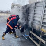 Edremit’te hareket halindeki tırın lastikleri alev alarak itfaiye ekipleri tarafından söndürüldü.