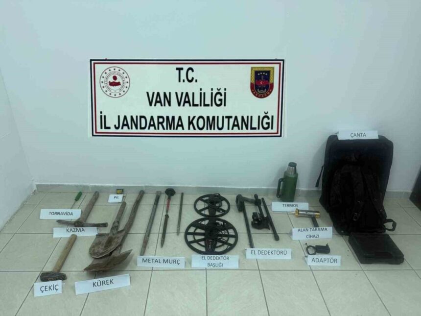 Van’ın Tuşba ilçesindeki bir tarihi kalenin yakınında kazı yapan iki kişi gözaltına alındı. Van’ın Tuşba ilçesindeki bir tarihi kalenin yakınında kazı yapan iki kişi gözaltına alındı.