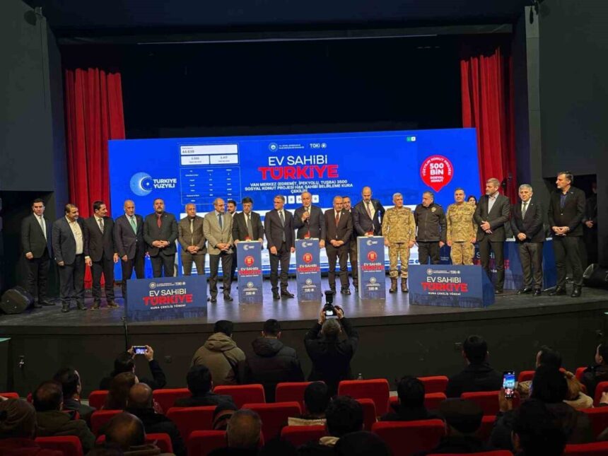 Van’da 6 bin 803 sosyal konut için hak sahipleri belirlendi; kura çekimi büyük ilgi topladı.