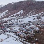 Van’daki kar yağışı sonrası dağlar ve mahalleler beyaz örtüyle kaplanırken, etkileyici görüntüler oluştu.